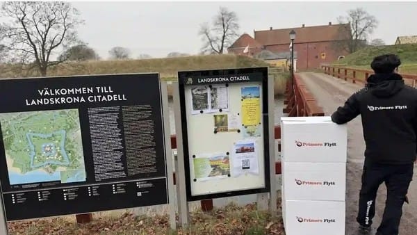 Lastbil från Primero under uppdrag i stadsmiljö