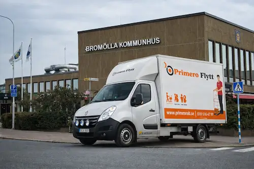Flyttfirma i Bromölla med flyttbil och personal