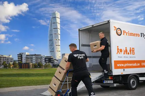 Primero Flytt lastar flyttlådor vid Turning Torso i Malmö